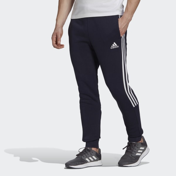 Essentials_Fleece_Tapered_Cuff_3-Stripes_Pants_Blue_GK8977_21_model Trenerka Të Poshtme Për Meshkuj ADIDAS GK8977