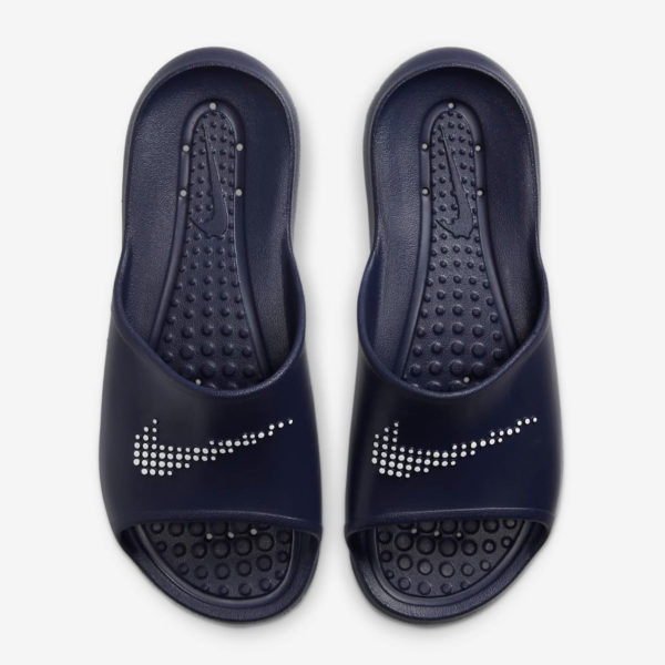 Nike-Victori-One-Shower-Slides-Midnight-Navy-White-CZ5478-400-1_1274x Papuqe Për Meshkuj NIKE CZ5478-400