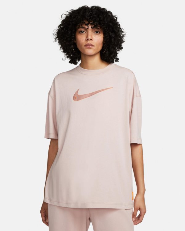 nike-sportswear-swoosh-womens-oversized-t-shirt-dm6211-601-1 Maicë Për Femra NIKE DM6211-601