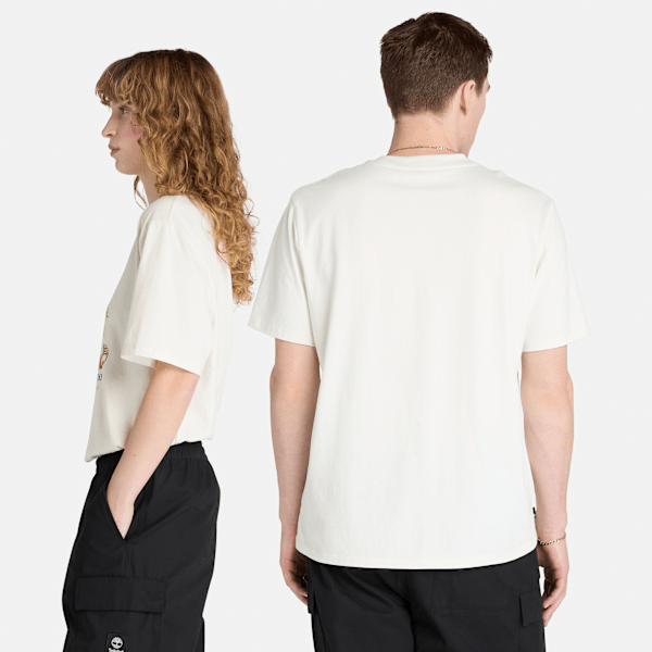 All-Gender-Front-Boot-Graphic-TShirt-in-White (1) TIMBERLAND Maice Univerzale A6DJ1-CM9